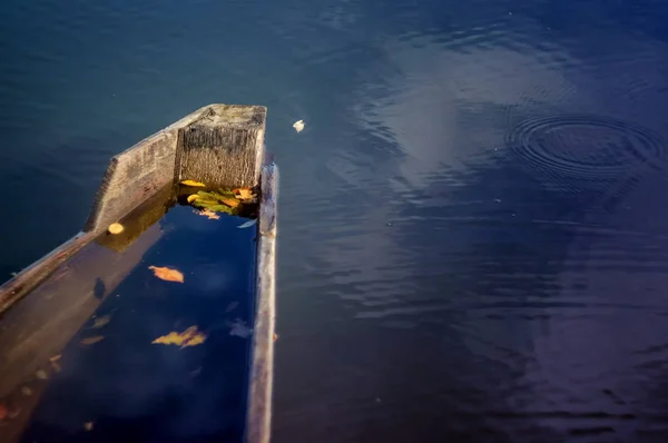 Overstroomde oude houten boot — Stockfoto