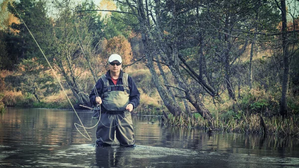 Pescatore Fly Casting Pesca Mosca — Foto Stock