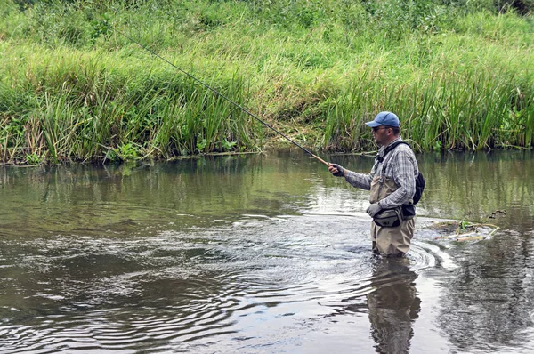 Pescador pega tenkara em um belo riacho florestal . — Fotografia de Stock