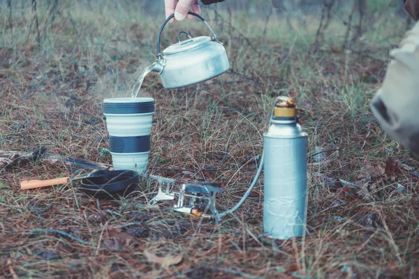 Cuisiner en randonnée. Nourriture au camp touristique . — Photo