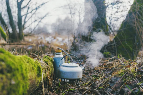 Cocinar durante el senderismo. Comida en el campamento turístico . —  Fotos de Stock