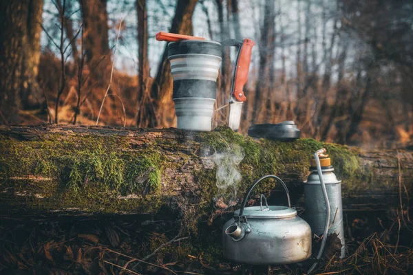 Cocinar durante el senderismo. Comida en el campamento turístico . —  Fotos de Stock