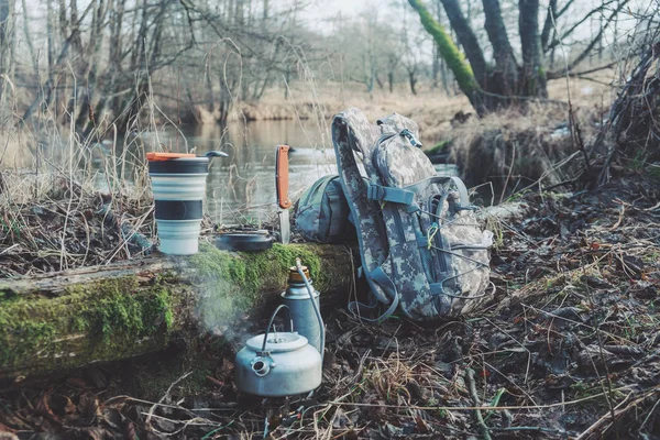 Kochen beim Wandern. Verpflegung im Ferienlager. — Stockfoto