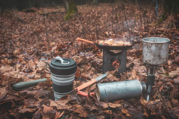 Cocinar durante el senderismo. Comida en el campamento turístico . —  Fotos de Stock