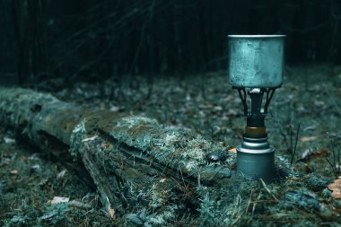 Gaz ocağında çay yap. Sırt çantasıyla yürüyüş..