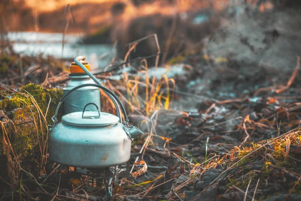 Haz té en un quemador de gas. Senderismo con mochila . — Foto de Stock