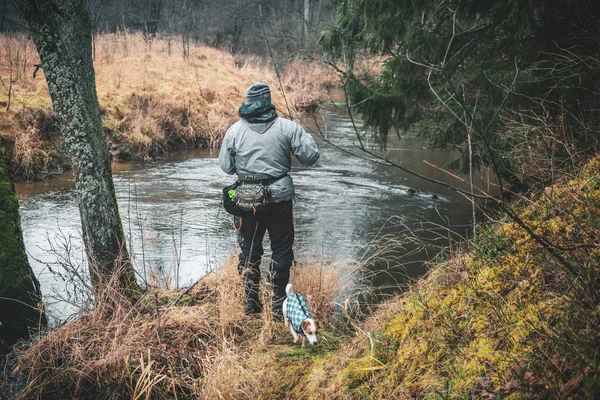 Fiska med en hund. — Stockfoto