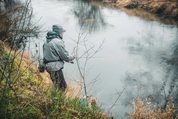 Fiska med en hund. — Stockfoto