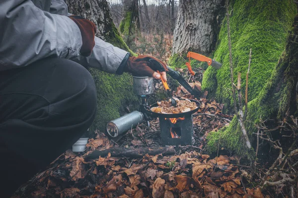 Cocinar en un viaje de senderismo con una mochila . —  Fotos de Stock