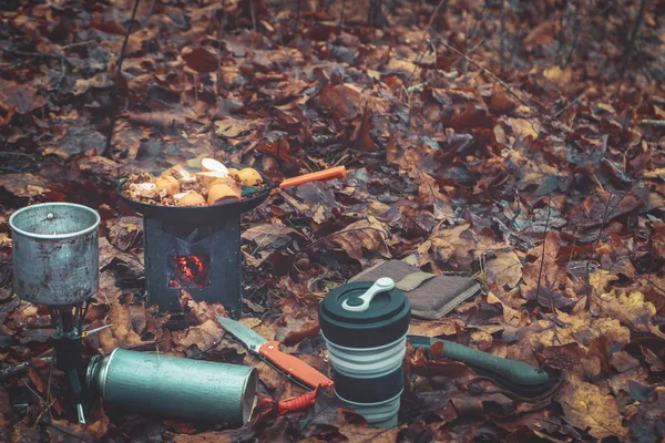 Cocinar en un viaje de senderismo con una mochila . —  Fotos de Stock