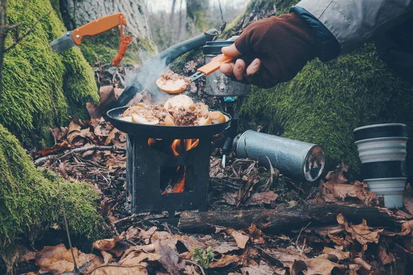 Cocinar en un viaje de senderismo con una mochila . —  Fotos de Stock