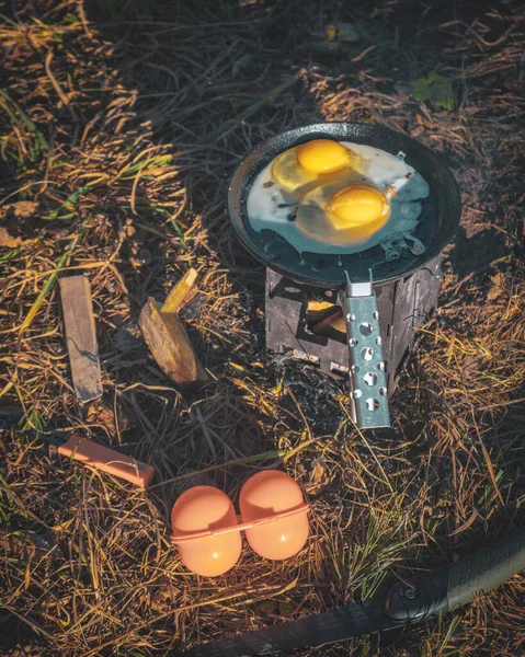 Cocinar en un viaje de senderismo con una mochila . — Foto de Stock