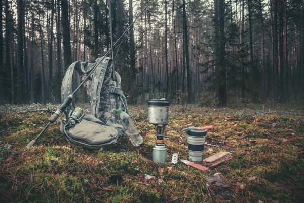 Kochen beim Wandern mit dem Rucksack. — Stockfoto