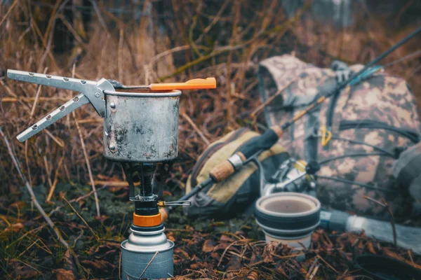 Kochen beim Wandern mit dem Rucksack. — Stockfoto