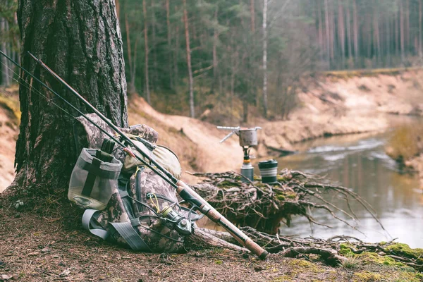 Attrezzatura Pesca Sulla Riva Del Fiume — Foto Stock