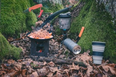 Sırt çantasıyla yürürken yemek pişirmek..