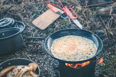 Sırt çantasıyla yürürken yemek pişirmek..