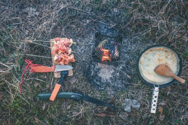 Sırt çantasıyla yürürken yemek pişirmek..