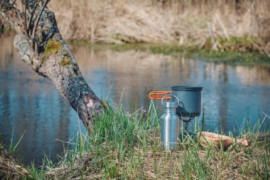 Sırt çantasıyla yürürken yemek pişirmek..