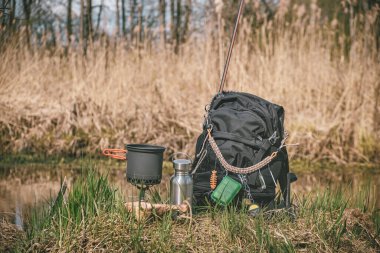 Orman nehrinde balık tutuyorum. Sırt çantasıyla yürürken yemek pişirmek..