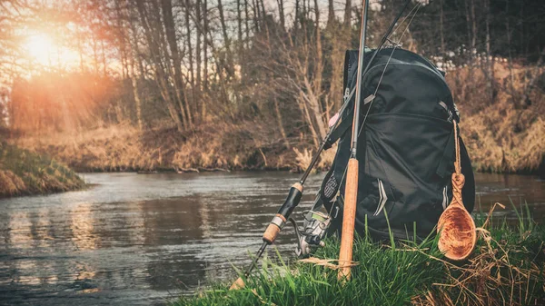 Ryggsäck Och Fiskeutrustning Skogsflod — Stockfoto