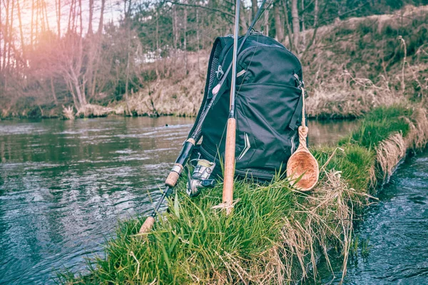 森林川のバックパックと漁具 — ストック写真