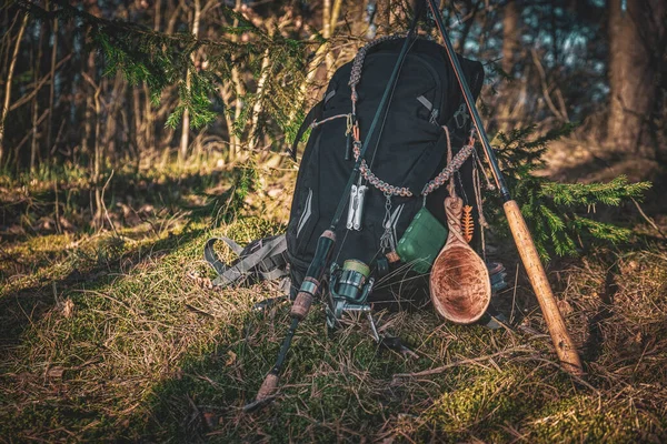 Rucksack Und Angelausrüstung Auf Einem Waldfluss — Stockfoto