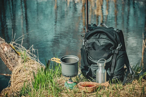 森の川で釣り バックパック付きのハイキング中の料理 — ストック写真