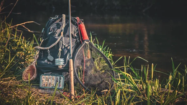 Fiskespö Ryggsäck Och Fiskeredskap Älvstranden Tenkara Ordförande — Stockfoto