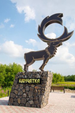 NACHIKI, KAMCHATKA PENINSULA, RUSSIA - 07 AĞUSTOS 2018: Köyün girişinde bir geyik heykeli.