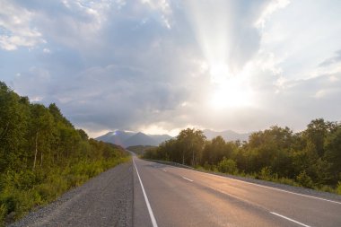 Gün batımında tepelerin arasında Kamçatka Yarımadası, Rusya.