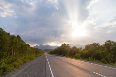 Gün batımında tepelerin arasında Kamçatka Yarımadası, Rusya.