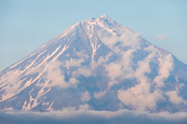 Koryaksky volkanı, Kamçatka yarımadası, Rusya. Petropavlovsk-Kamchatsky şehrinin 35 km kuzeyinde aktif bir volkan. Mutlak yükseklik deniz seviyesinden 3430 metre yüksekliktedir..