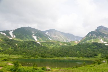 Vachkazhets sıradağları, Kamçatka Yarımadası, Rusya. Bunlar, birkaç parçaya ayrılan güçlü bir patlamanın sonucu olarak bölünmüş antik bir volkanın kalıntıları. Bölgesel öneme sahip doğal bir anıt