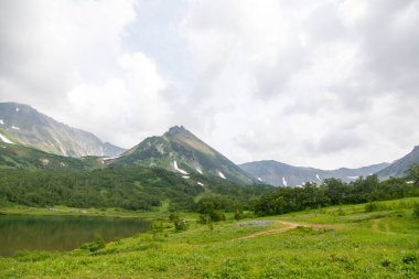 Vachkazhets sıradağları, Kamçatka Yarımadası, Rusya. Bunlar, birkaç parçaya ayrılan güçlü bir patlamanın sonucu olarak bölünmüş antik bir volkanın kalıntıları. Bölgesel öneme sahip doğal bir anıt