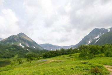 Vachkazhets sıradağları, Kamçatka Yarımadası, Rusya. Bunlar, birkaç parçaya ayrılan güçlü bir patlamanın sonucu olarak bölünmüş antik bir volkanın kalıntıları. Bölgesel öneme sahip doğal bir anıt