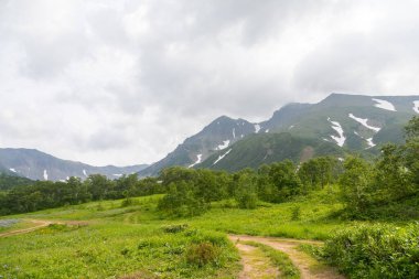 Vachkazhets sıradağları, Kamçatka Yarımadası, Rusya. Bunlar, birkaç parçaya ayrılan güçlü bir patlamanın sonucu olarak bölünmüş antik bir volkanın kalıntıları. Bölgesel öneme sahip doğal bir anıt