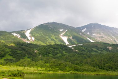 Vachkazhets sıradağları, Kamçatka Yarımadası, Rusya. Bunlar, birkaç parçaya ayrılan güçlü bir patlamanın sonucu olarak bölünmüş antik bir volkanın kalıntıları. Bölgesel öneme sahip doğal bir anıt