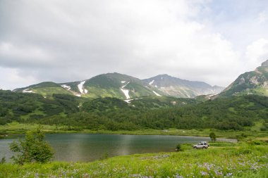 Vachkazhets sıradağları, Kamçatka Yarımadası, Rusya. Bunlar, birkaç parçaya ayrılan güçlü bir patlamanın sonucu olarak bölünmüş antik bir volkanın kalıntıları. Bölgesel öneme sahip doğal bir anıt