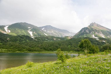 Vachkazhets sıradağları, Kamçatka Yarımadası, Rusya. Bunlar, birkaç parçaya ayrılan güçlü bir patlamanın sonucu olarak bölünmüş antik bir volkanın kalıntıları. Bölgesel öneme sahip doğal bir anıt