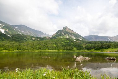 Vachkazhets sıradağları, Kamçatka Yarımadası, Rusya. Bunlar, birkaç parçaya ayrılan güçlü bir patlamanın sonucu olarak bölünmüş antik bir volkanın kalıntıları. Bölgesel öneme sahip doğal bir anıt