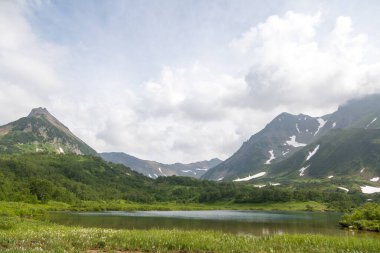 Vachkazhets sıradağları, Kamçatka Yarımadası, Rusya. Bunlar, birkaç parçaya ayrılan güçlü bir patlamanın sonucu olarak bölünmüş antik bir volkanın kalıntıları. Bölgesel öneme sahip doğal bir anıt