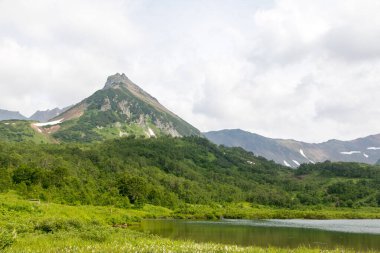 Vachkazhets sıradağları, Kamçatka Yarımadası, Rusya. Bunlar, birkaç parçaya ayrılan güçlü bir patlamanın sonucu olarak bölünmüş antik bir volkanın kalıntıları. Bölgesel öneme sahip doğal bir anıt