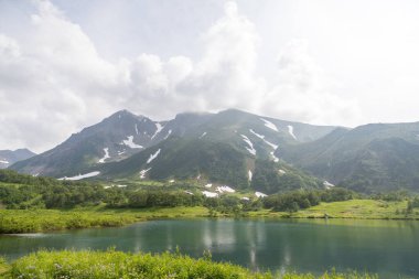 Vachkazhets sıradağları, Kamçatka Yarımadası, Rusya. Bunlar, birkaç parçaya ayrılan güçlü bir patlamanın sonucu olarak bölünmüş antik bir volkanın kalıntıları. Bölgesel öneme sahip doğal bir anıt