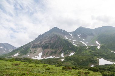 Vachkazhets sıradağları, Kamçatka Yarımadası, Rusya. Bunlar, birkaç parçaya ayrılan güçlü bir patlamanın sonucu olarak bölünmüş antik bir volkanın kalıntıları. Bölgesel öneme sahip doğal bir anıt