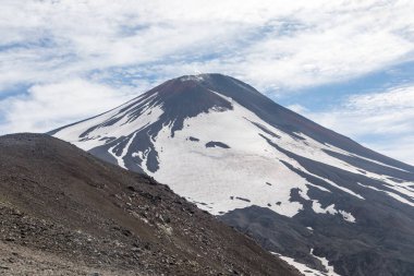 Avachinsky volkanı, Kamçatka yarımadası, Rusya. Petropavlovsk-Kamçatsky şehrinin kuzeyinde, Avacha ve Nalychev nehirlerinin kesiştiği yerde aktif bir volkan..