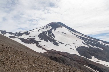 Avachinsky volkanı, Kamçatka yarımadası, Rusya. Petropavlovsk-Kamçatsky şehrinin kuzeyinde, Avacha ve Nalychev nehirlerinin kesiştiği yerde aktif bir volkan..