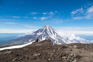 Koryaksky volkanı, Kamçatka yarımadası, Rusya. Petropavlovsk-Kamchatsky şehrinin 35 km kuzeyinde aktif bir volkan. Mutlak yükseklik deniz seviyesinden 3430 metre yüksekliktedir..