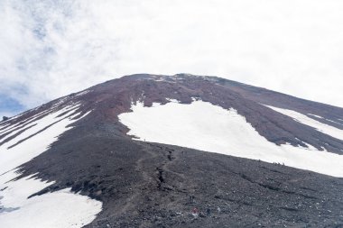 Avachinsky volkanı, Kamçatka yarımadası, Rusya. Petropavlovsk-Kamçatsky şehrinin kuzeyinde, Avacha ve Nalychev nehirlerinin kesiştiği yerde aktif bir volkan..