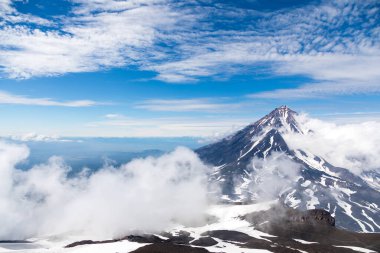 Koryaksky volkanı, Kamçatka yarımadası, Rusya. Petropavlovsk-Kamchatsky şehrinin 35 km kuzeyinde aktif bir volkan. Mutlak yükseklik deniz seviyesinden 3430 metre yüksekliktedir..